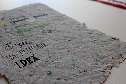 Handgeschöpftes Papier beschriftet mit verschiedenen Schriftarten
