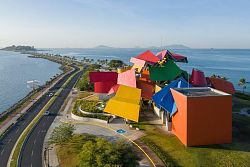 Biomuseo in Panama-Stadt - Meerenge auf der das Museum steht. Das Museum hat wild durcheinander gewirbelte Dachformen in bunten Farben