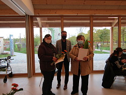 OB Ibert mit dem Siegerduo: die beiden Nachbarinnen Olga Faber und Ottilija Dik, die mit ihrem gemeinsamen Beitrag den 1. Preis ( Publikumspreis) beim Blumenschmuckwettbewerb 2020 gewonnen haben.