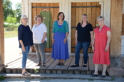 Projektgruppe vor dem Streifenhaus: von links Hilde Zipf, Elke Langenbacher, Angelika Schaub-Roll, Silvia Neumeister und Inge Vollmer