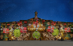 Großaufnahme der illuminierten Luisenschule bei Nacht. Das Gebäude sieht aus wie ein großer geschmückter Weihnachtsbaum.