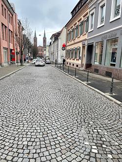 Blick in die Schillerstraße, auf der linken Seite der Fahrbahn sind am Gehweg Poller installiert worden. 