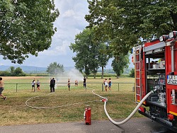 Spiel &#38; Spaß und Wasser marsch mir der Feuerwehr bei sommerlichen Temperaturen auf dem Sportplatz in Hugsweier.