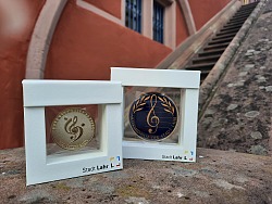Die Ensemblemusikmedaille und die Musikmedaille der Stadt in Gold stehen am Treppenpfosten der Treppe zum Alten Rathaus