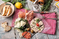 Vorspeisenteller im Restaurant Gold River mit Schinken, Wurst, Käse und Weißbrot