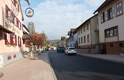 Blick auf die neu gestaltete Ortsdurchfahrt B415 in Reichenbach