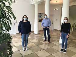 Angela Kopf, Personalentwicklerin der Abteilung Personal und Organisation der Stadt Lahr, mit den erfolgreichen Teilnehmenden Udo Lau, Abteilung Tiefbau, und Julia Horn, Kita Bottenbrunnenstraße (von links).