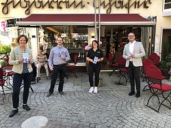 Foto der genannten Personen mit Abstand vor dem Schäfer's Eck