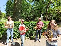 Gruppenbild des Ensembles mit Abstand 