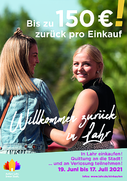 Ein Plakat der Stadt Lahr wirbt für die Bonusaktion "Willkommen zurück". Es zeigt zwei junge Frauen im Grünen.