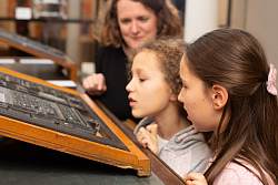 Stadt Lahr: Kinder betrachten den Setzkasten im Mitmach-Atelier des Stadtmuseums.