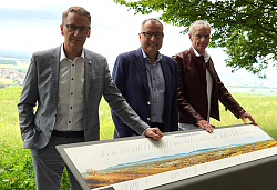 Hinter der Panoramatafel stehen von links Oberbürgermeister Markus Ibert, Bernd Dahlinger und Fotograph Peter Wochnig.