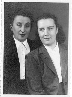 altes Porträtbild von Hedwig und Marlene Herbert aus den 1940er-Jahre in schwarz-weiß