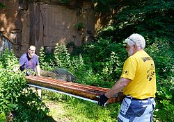 Guido Schöneboom, Erster Bürgermeister der Stadt Lahr, und Ferrit Kellouche, Vorsitzender der Ringergemeinschaft Lahr (von links), schleppen bei der Aufräumaktion eine Platte aus dem Gebüsch.