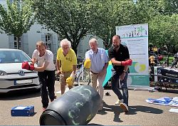Dr. Michael Bilharz, Helmut Schönberger, ADFC Kreisvorsitzender, Bürgermeister Tilman Petters und Stadtrat Frank Himmelsbach (Bündnis 90/Die Grünen) beim Umwerfen der ersten Tonne CO2
