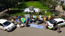 von links nach rechts: Helen Körfges, von Carsharing „Gemeinsam Mobil Lahr“ / Bürgermeister Tilman Petters / Siegfried Walter vom ADFC Offenburg / Stadtrat Sven Täubert (Bündnis 90/Die Grünen) / Initiator der Klimawette, Dr. Michael Bilharz / Stadtrat Frank Himmelsbach (Bündnis 90/Die Grünen) / Klimaschutzmanagerin, Madeleine Krol / Martin Stehr vom Stadtplanungsamt, zuständig für Verkehr, Mobilität, Radwege, Pedelec-Verleihsystem und Rheintalbahn / Stadtrat Eberhardt Roth (Freie Wähler) / Katrin Kopp, Vorstandssprecherin Die Grünen Lahr / Helmut Schönberger, ADFC Kreisvorsitzender / Jonas Meßmer, Regionalmanager stadtmobil my-e-car mit Kindern