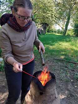 Das Bild zeigt Isabell Kollmer vor dem brennenden Perlenofen