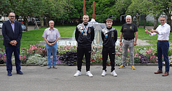 Die Personen stehen vor dem Brunnen im Innenhof des Lahrer Rathauses. 