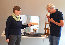 Kathrin Lieb (Stadtmuseum Lahr) und Rüdiger Metzger-Thessen (Collegium Convivium im Arbeitskreis Gallo-Römisches Leben Lahr-Dinglingen) stehen sich gegenüber und haben Riechdöschen in der Hand. 
