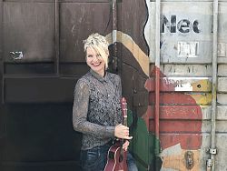 Das Bild zeigt Simone Mitzner mit ihrer Gitarre in der Hand