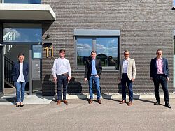 Gruppenbild vor dem Gebäude