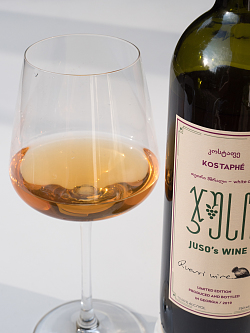 Das Bild zeigt eine Flasche des georgischen Amphorenweins und ein gefülltes Weinglas