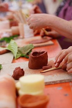 Hände formen ein Gefäß aus Ton