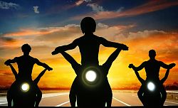 Menschliche Körper als Schattenrisse vor einem Sonnenaufgang