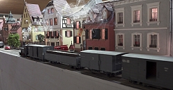 Im Modell fährt das Bähnle wieder durch die Lahrer Friedrichstraße.