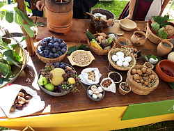 Das Bild zeigt einen schön gedeckten Tisch mit allen Köstlichkeiten