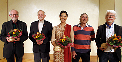 Die Preisträger Willi Keller, Werner Fischer, Sandhya Hasswani, Wendelinus Wurth, Markus Manfred Jung stehen von links nach rechts und halten jeweils einen Blumenstrauß in den Händen. 