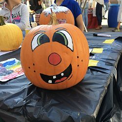 Kürbis mit bunt gemaltem Gesicht