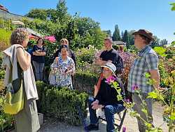 Das Bild zeigt die Mitglieder im Gespräch mit der Integrationsbeauftrakten der Stadt Überlingen