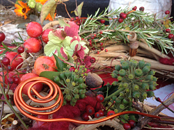 Auf dem Foto sieht man verschiedenste Materiealien, die man für ein Herbstgebinde verwenden kann
