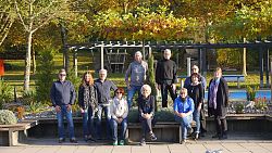 Gruppenbild mit Abstand der Teilnehmerinnen und Teilnehmer