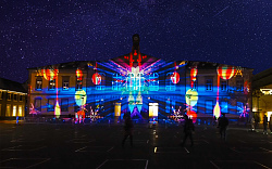 Großillumination auf dem Rathausplatz 2020: Das Gebäude der Luisenschule wird nachts mit bunten Lichtern angestrahlt.