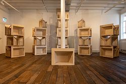 Das Bild zeigt die gestapelten Boxen in einem Raum im Stadtmuseum