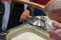 Suppenfest 2022 - Eine Suppe wird in eine Schüssel geschöpft.-