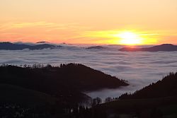 Das Foto zeigt die Winterlandschaft mit Sonnenuntergang