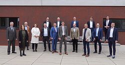 Gruppenbild der Vertreterinnen und Vertreter der Gemeinden des künftigen Gutachterausschusses. 