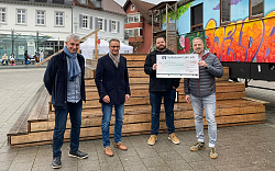 Gruppenbild vor dem Kulturwaggon