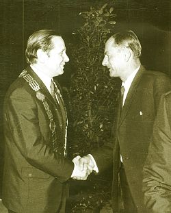 Philipp Brucker beim Handschlag mit Hugo Kohler