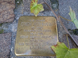 Großaufnahme des Stolpersteins
