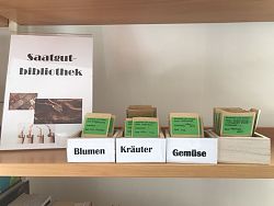 Saatgutbibliothek der Mediathek Lahr: Auf einem Regal stehen Holzkisten mit kleinen beschrifteten Papiertütchen.