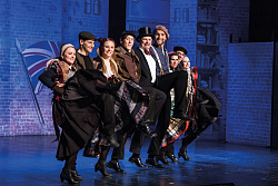 Szenenfoto, mehrere Schauspieler beim gemeinsamen Tanz