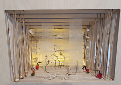 Blick in das Raumwunder von Barbara Heer, gestaltet mit Naturmaterialien, ein Blick in eine karge Landschaft