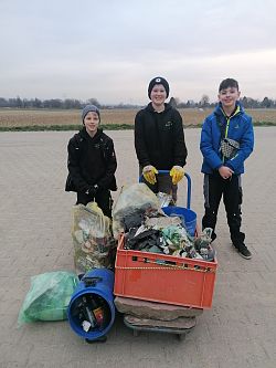 Aktion Stadtputz 2022 Teilnehmerbild mit gesammeltem Müll