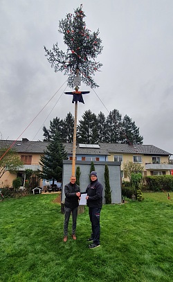 Oberbürgermeister Markus Ibert gratuliert Ralf Wieseke vor der Kommandantentanne zur zweiten Amtszeit