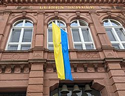 Ukrainische Flagge am Rathaus Luisenschule