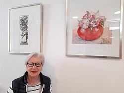 Ute Ahrberg vor ihren Bildern